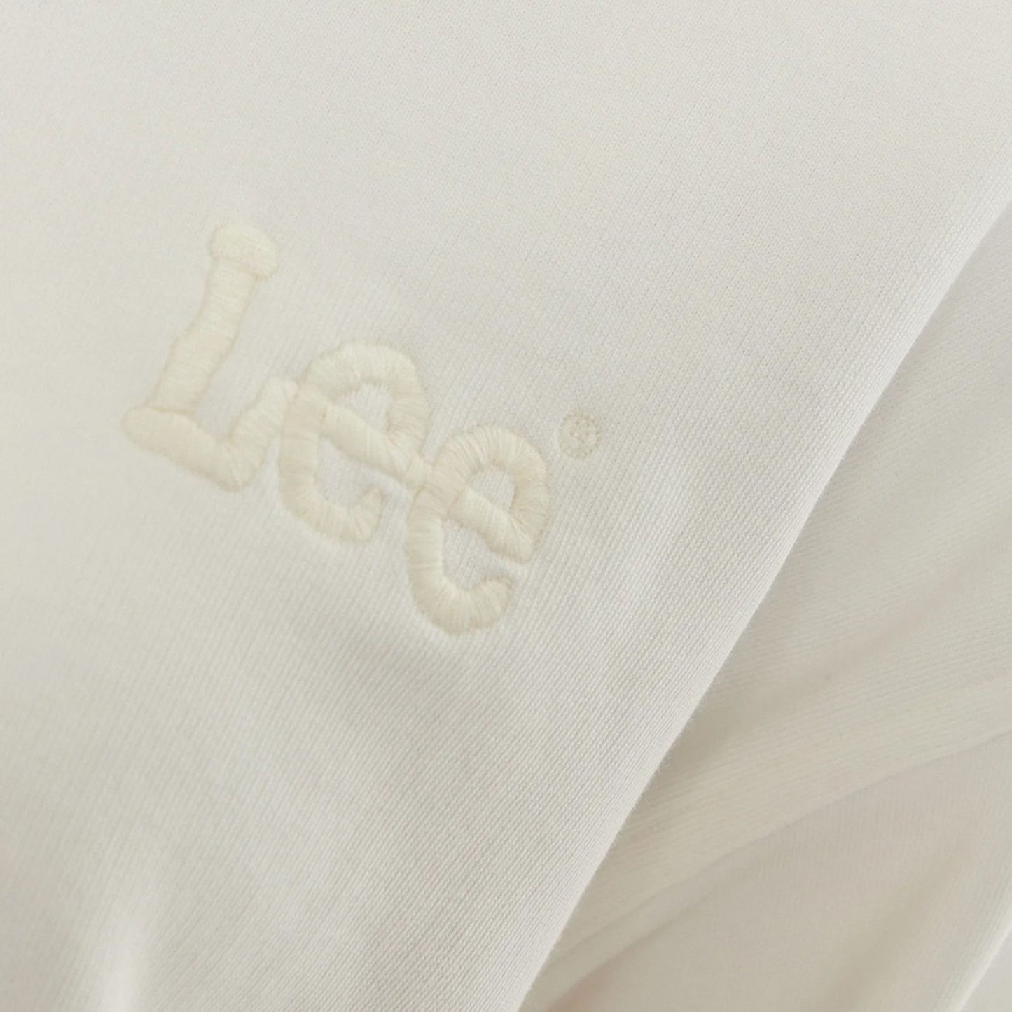 Lee sweatshirt for women featuring an embroidered logo on a light fabric.